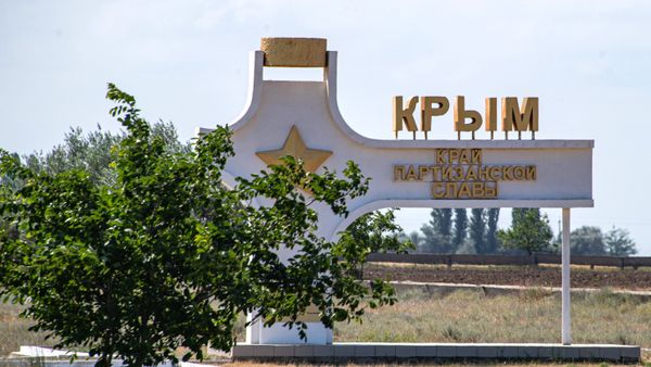 Стела Крым - край Партизанской славы возле города Джанкой в Крыму