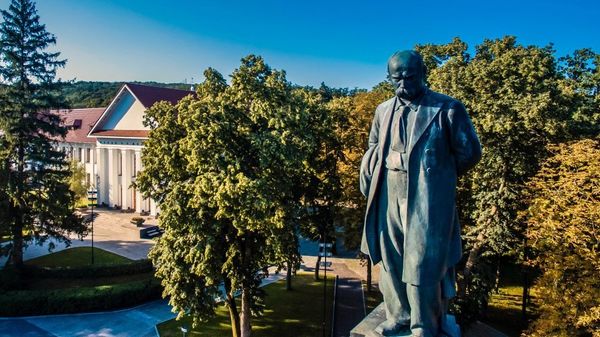 памятник Шевченко в Каневе памятник Шевченко в Каневе