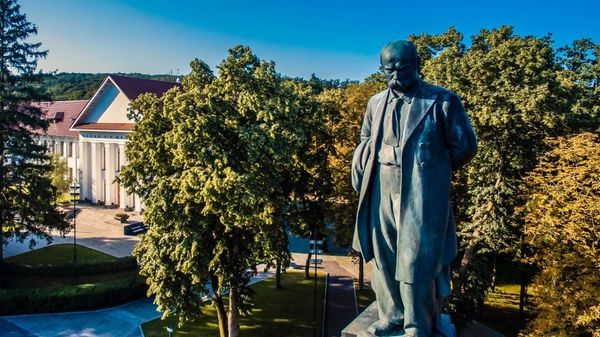 памятник Шевченко в Каневе