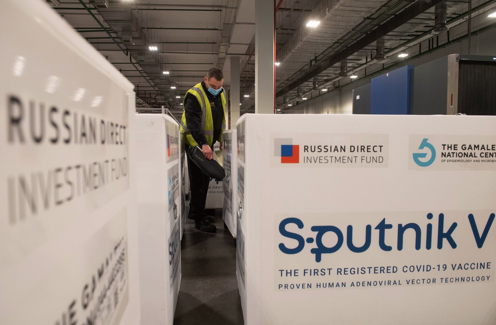 Доставка вакцины Sputnik V на склад в грузовой терминал Москва Карго - РИА Новости, 1920, 28.05.2021