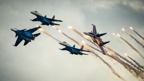 Истребители Су-30СМ и Су-35С пилотажной группы Русские витязи