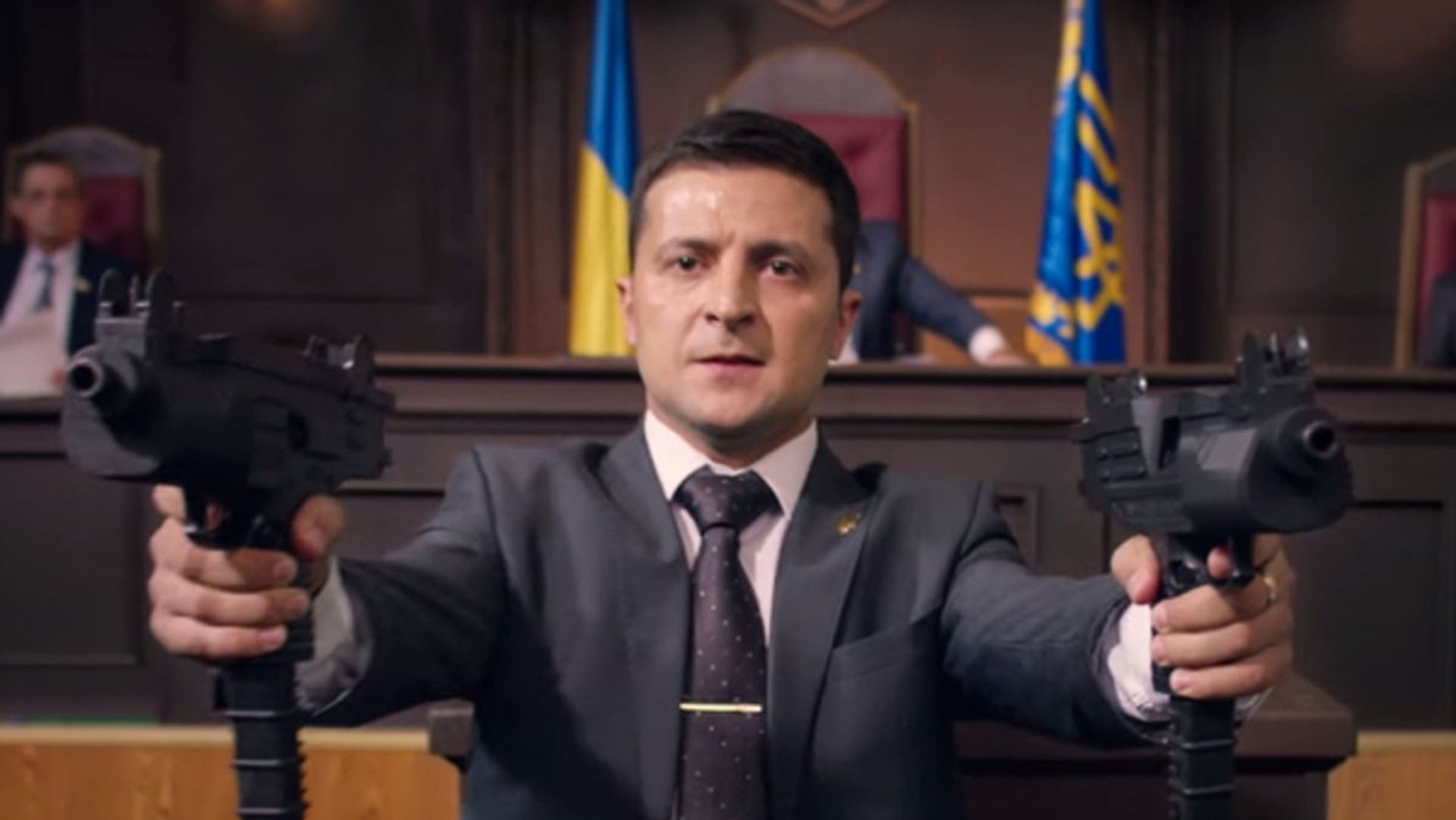 Кадр из сериала «Слуга народа» Зеленский оружие автомат Кадр из сериала «Слуга народа» Зеленский оружие автомат - РИА Новости, 1920, 22.10.2021