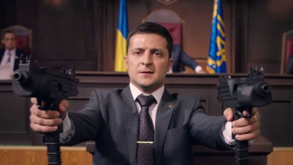 Кадр из сериала «Слуга народа» Зеленский оружие автомат