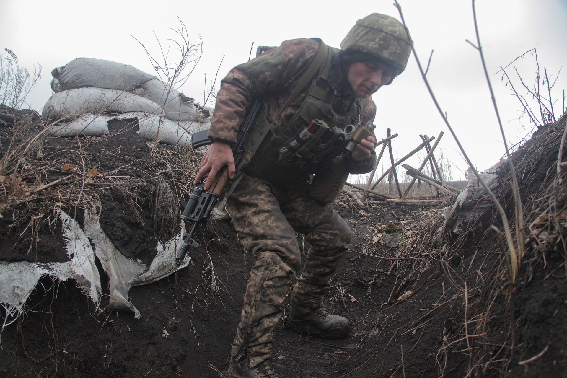 ДНР война окоп оружие солдат военнослужащий обстрел Украина - РИА Новости, 1920, 05.04.2021