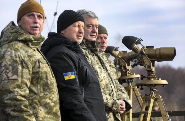 Президент Украины П. Порошенко посетил тактические учения десантно-штурмовых войск в Житомирской области