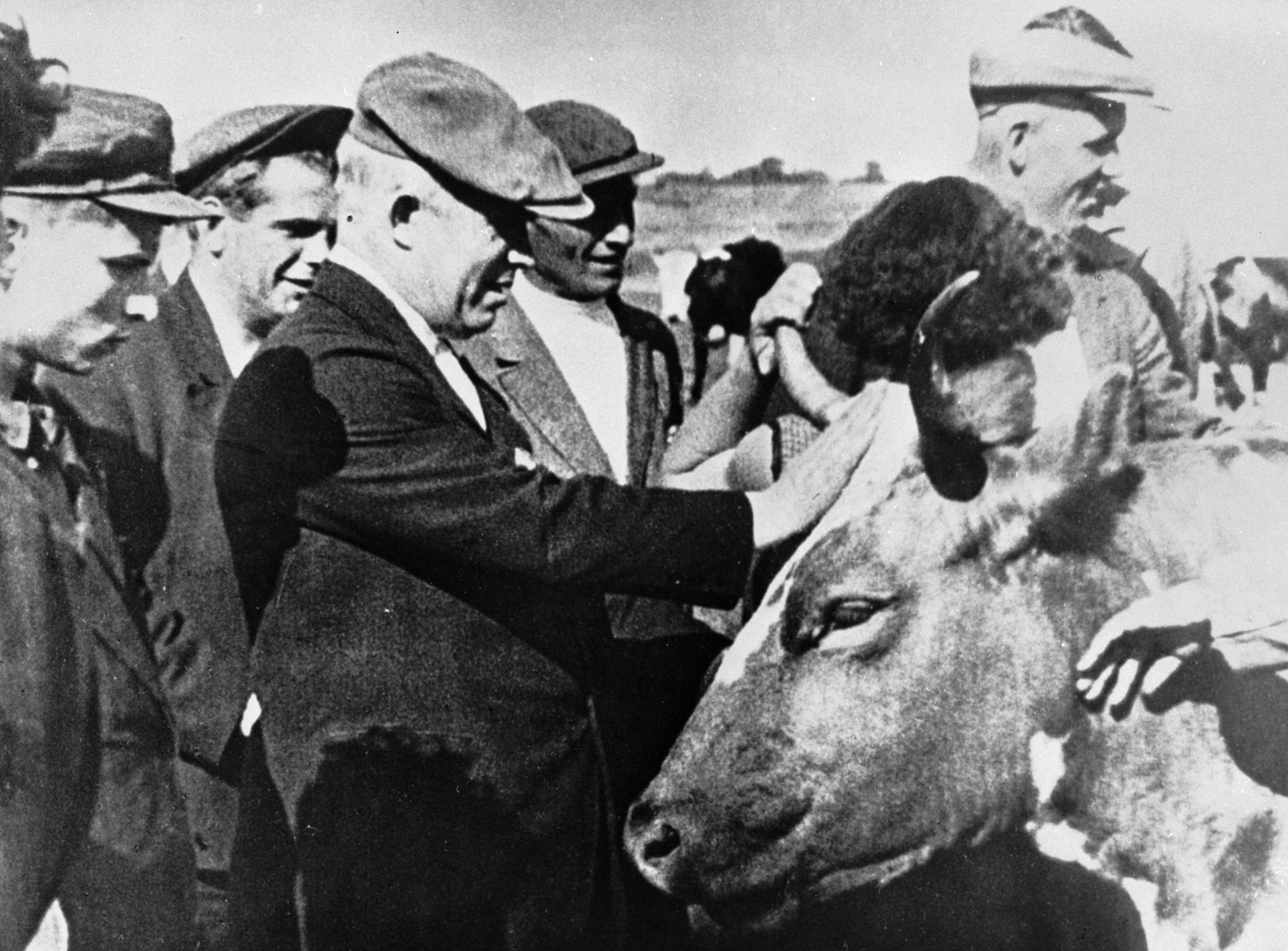 Первый секретарь Московского горкома и обкома ВКП(б) Никита Сергеевич Хрущев обсуждает с работниками сельского хозяйства проблемы животноводства - РИА Новости, 1920, 01.07.2026