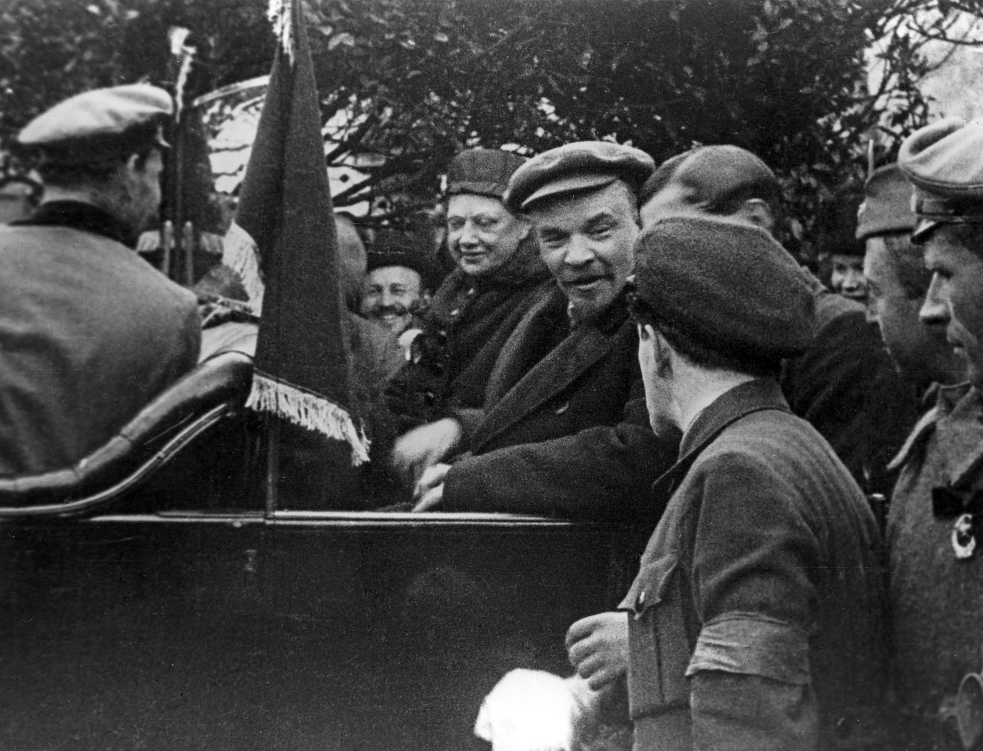 Владимир Ильич Ленин и Надежда Константиновна Крупская в автомобиле. Красная площадь. 1 мая 1919 года. Кинооператоры Г. Гибер, А. Левицкий, Э. Тиссэ. - РИА Новости, 1920, 22.04.2021