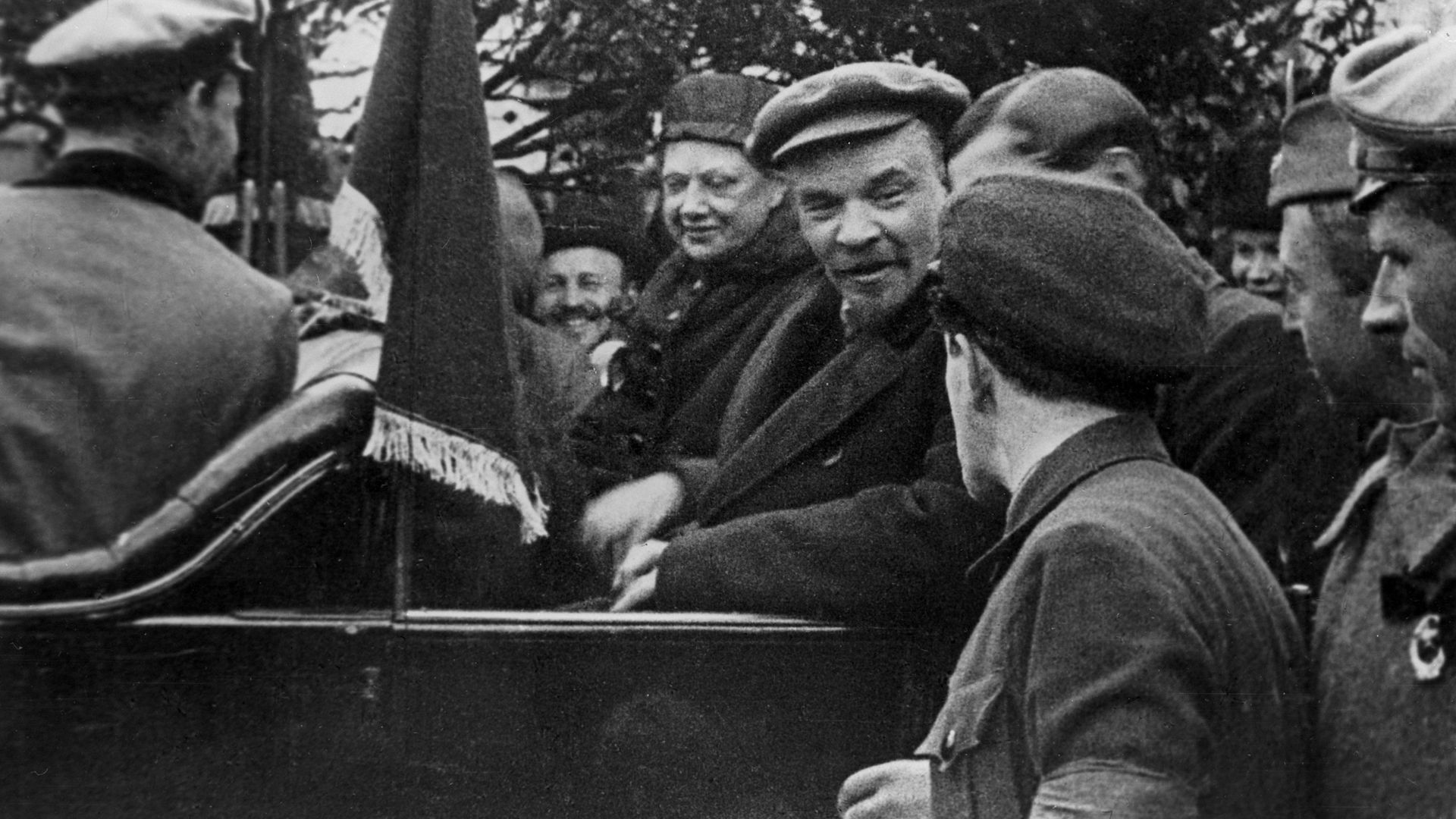 Владимир Ильич Ленин и Надежда Константиновна Крупская в автомобиле. Красная площадь. 1 мая 1919 года. Кинооператоры Г. Гибер, А. Левицкий, Э. Тиссэ. - РИА Новости, 1920, 21.01.2024