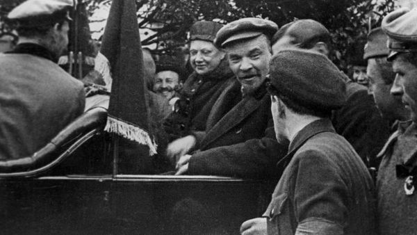 Владимир Ильич Ленин и Надежда Константиновна Крупская в автомобиле. Красная площадь. 1 мая 1919 года. Кинооператоры Г. Гибер, А. Левицкий, Э. Тиссэ.