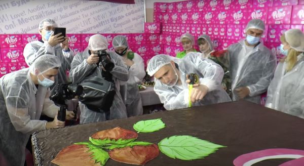 Харьковские кондитеры установили мировой рекорд, сделав самый тяжелый в мире шоколадный батончик, который весит 3 тонны 59 килограммов