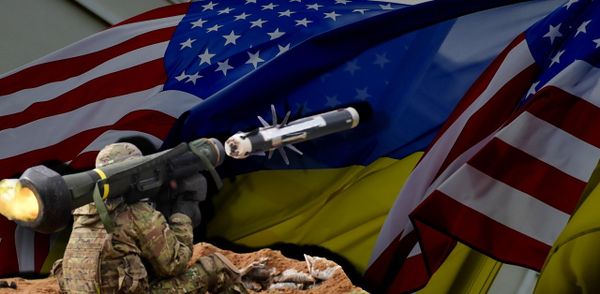 Коллаж флаг США Украины джавелин