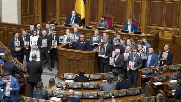 Депутаты Верховной Рады от партии «Оппозиционная платформа - За жизнь» (ОПЗЖ) провели акцию «Бессмертный полк» в Верховной раде