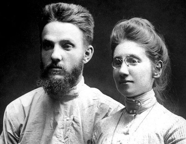 Виктор Некрасов родился в Киеве в семье врача. Отец — Платон Федосеевич, мать — Зинаида Николаевна 