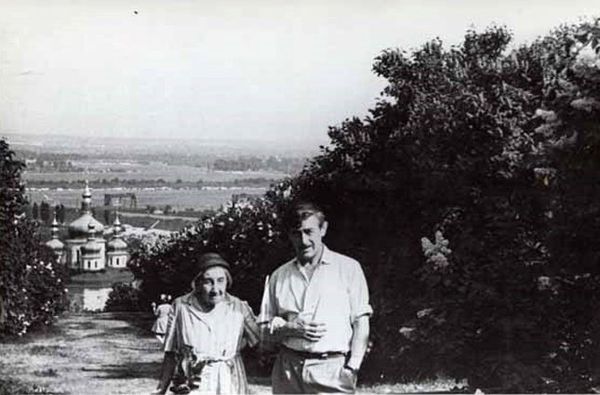 Виктор Платонович Некрасов с мамой Зинаидой Николаевной, Киев, 1962 год