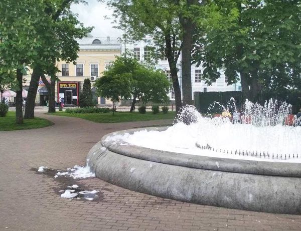 Киев фонтан на Контрактовой площади моющее средство пена