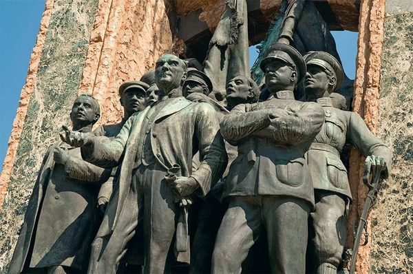 Монумент «Республика», площадь Таксим, Стамбул. Кемаль Ататюрк, слева от него – Климент Ворошилов и Семен Аралов