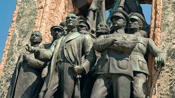 Монумент «Республика», площадь Таксим, Стамбул. Кемаль Ататюрк, слева от него – Климент Ворошилов и Семен Аралов Монумент «Республика», площадь Таксим, Стамбул. Кемаль Ататюрк, слева от него – Климент Ворошилов и Семен Аралов
