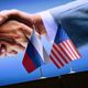 Государственные флаги России и США