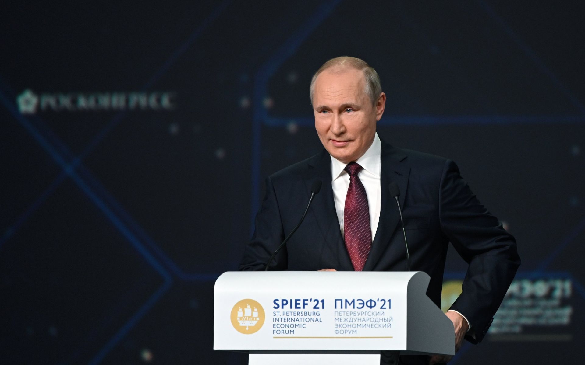 Президент РФ В. Путин принял участие в пленарном заседании ПЭМФ-2021 - РИА Новости, 1920, 05.06.2021