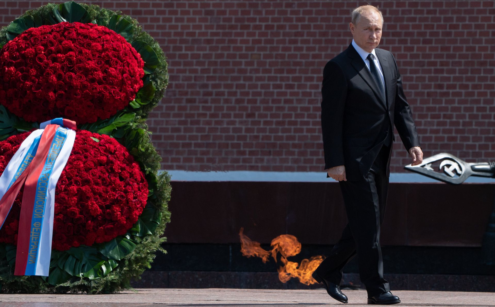Президент РФ В. Путин и премьер-министр РФ Д. Медведев приняли участие в церемонии возложения венков к Могиле Неизвестного Солдата - РИА Новости, 1920, 22.06.2021
