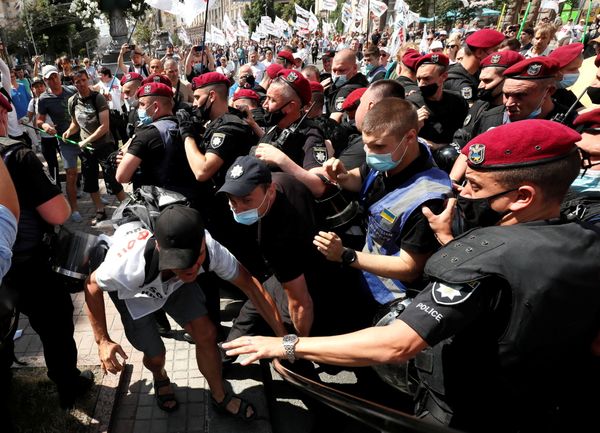 митинг предпринимателей и представителей малого бизнеса с требованием государственной поддержки в центре Киева SaveФоп протест акция ФОП Украина Киев полиция