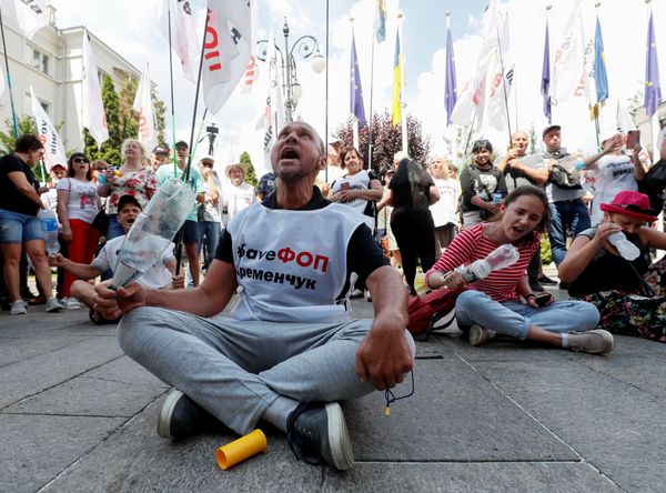 митинг предпринимателей и представителей малого бизнеса с требованием государственной поддержки в центре Киева SaveФоп