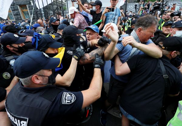 митинг предпринимателей и представителей малого бизнеса с требованием государственной поддержки в центре Киева SaveФоп