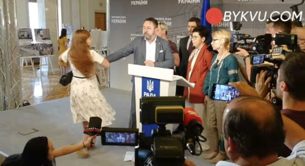 активистка избила Потураева в Раде