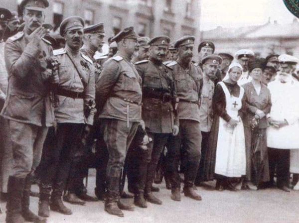 Генералы Деникин и Романовский (в центре) во взятом белыми Харькове, 5 июля 1919 Генералы Деникин и Романовский (в центре) во взятом белыми Харькове, 5 июля 1919