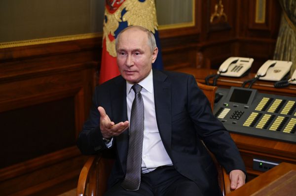 Президент РФ В. Путин ответил на вопросы о статье Об историческом единстве русских и украинцев
