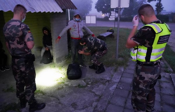 Литовские пограничники задерживают мигрантов, незаконно пересекающих границу из Беларуси в Литву