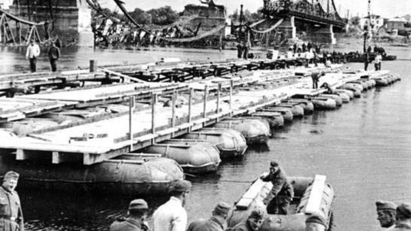 Фашисты форсируют Днепр под Киевом 1941 год август