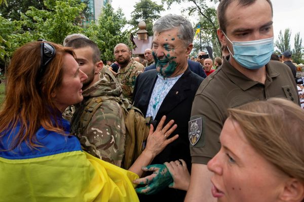 Порошенко облили зеленкой на параде 30-летия независимости