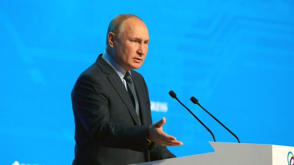 Президент РФ В. Путин принял участие в пленарном заседании форума Российская энергетическая неделя