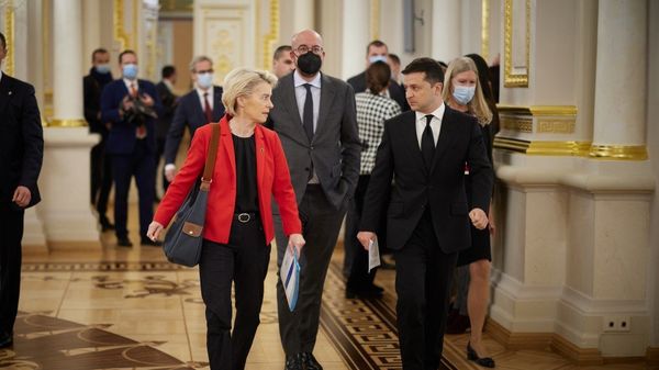 Президент Еврокомиссии Урсула фон дер Ляйен, Президент Европейского Совета Шарль Мишель и Президент Украины Владимир Зеленский саммит Украина ЕС