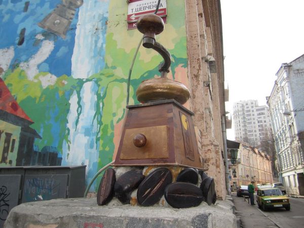 Памятник кофемолке в Киеве Памятник кофемолке в Киеве