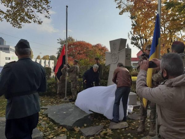 памятный крест Степану Бандере Киев