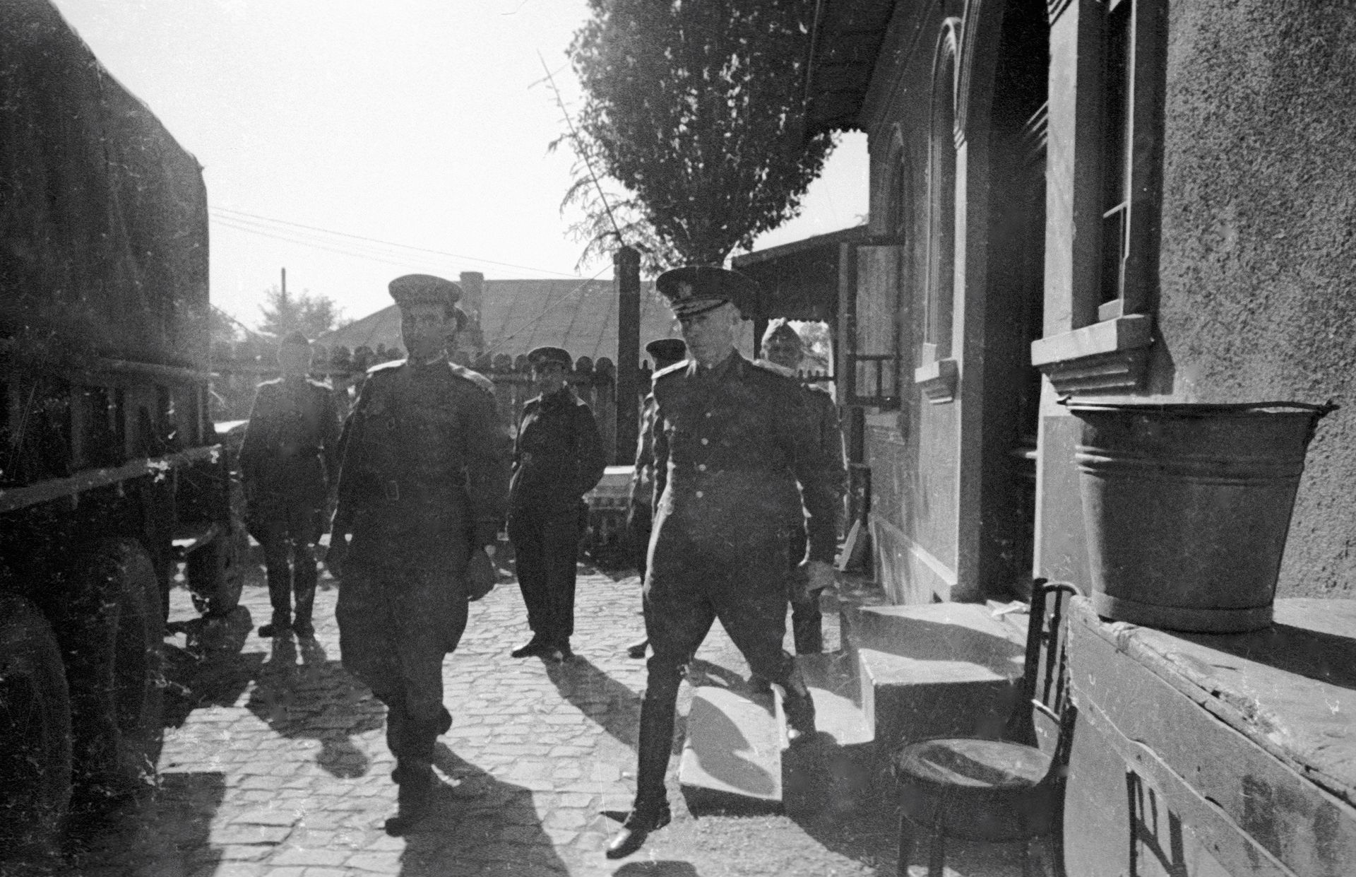 Арест диктатора Иона Антонеску (справа). Ион Антонеску - румынский государственный деятель, маршал, премьер-министр и кондукэтор (аналог фюрера) Румынии в 1940—1944 годах. Арест диктатора Иона Антонеску (справа). Ион Антонеску - румынский государственный деятель, маршал, премьер-министр и кондукэтор (аналог фюрера) Румынии в 1940—1944 годах. - РИА Новости, 1920, 15.11.2023