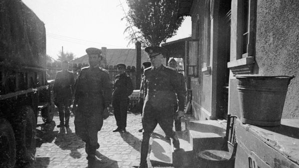 Арест диктатора Иона Антонеску (справа). Ион Антонеску - румынский государственный деятель, маршал, премьер-министр и кондукэтор (аналог фюрера) Румынии в 1940—1944 годах.