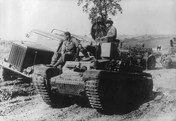 Румынские танки Р-2 (чехословацкие LT-35) и грузовик Шкода H6ST6T, фото июля 1941 г. Румынские танки Р-2 (чехословацкие LT-35) и грузовик Шкода H6ST6T, фото июля 1941 г.