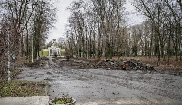 В Днепре снесли «Аллею адмиралов» времён Крымской войны В Днепре снесли «Аллею адмиралов» времён Крымской войны