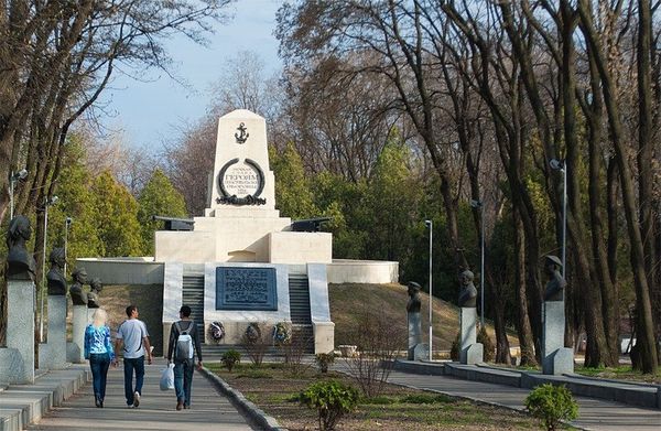 В Днепре снесли «Аллею адмиралов» времён Крымской войны В Днепре снесли «Аллею адмиралов» времён Крымской войны