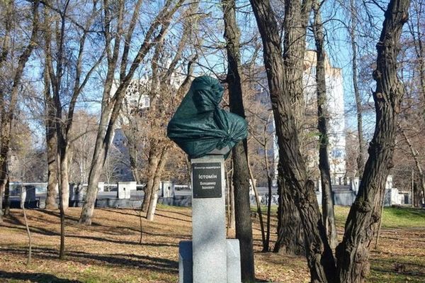 В Днепре снесли «Аллею адмиралов» времён Крымской войны В Днепре снесли «Аллею адмиралов» времён Крымской войны