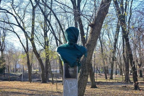 В Днепре снесли «Аллею адмиралов» времён Крымской войны В Днепре снесли «Аллею адмиралов» времён Крымской войны