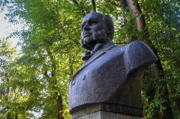 В Днепре снесли «Аллею адмиралов» времён Крымской войны В Днепре снесли «Аллею адмиралов» времён Крымской войны