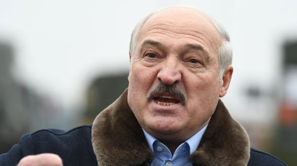 Президент Белоруссии А. Лукашенко посетил лагерь мигрантов на границе