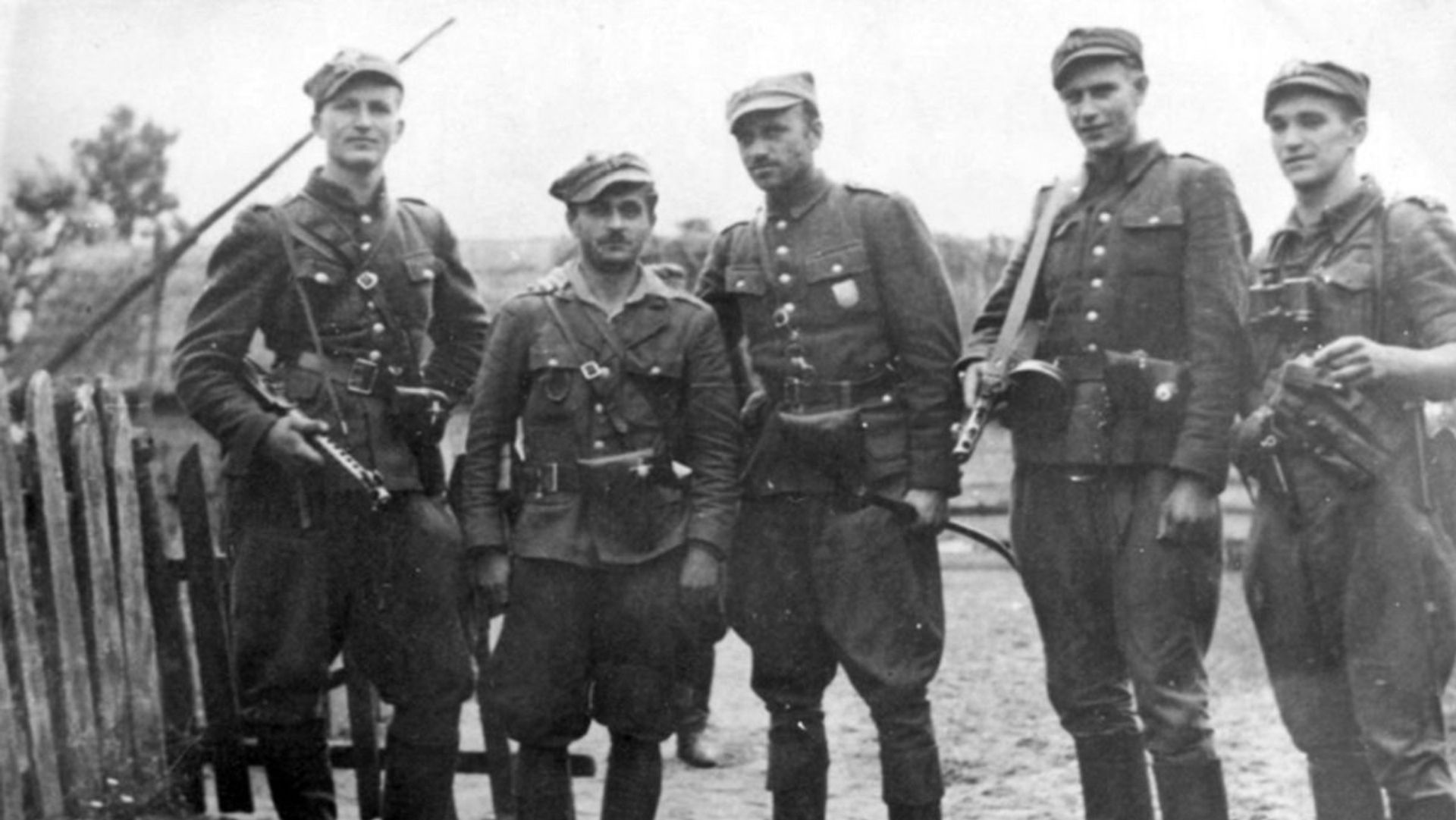 Хенрик Велишко «Луфа», лейтенант Мариан Плучинский «Мстислав», майор Зигмунт Шендзеларж «Лупашка», Вахм. Ежи Лейковски Шпагат, Здислав Бадоха Желазны Хенрик Велишко «Луфа», лейтенант Мариан Плучинский «Мстислав», майор Зигмунт Шендзеларж «Лупашка», Вахм. Ежи Лейковски Шпагат, Здислав Бадоха Желазны - РИА Новости, 1920, 08.02.2022