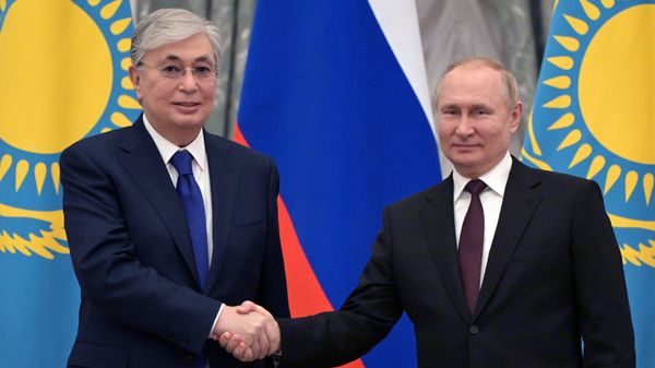 Президент РФ В. Путин провел переговоры с президентом Казахстана К.-Ж. Токаевым