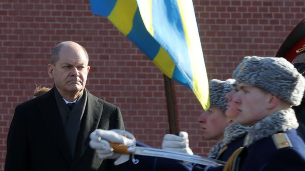 Канцлер ФРГ О. Шольц возложил цветы к Могиле Неизвестного Солдата