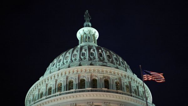 Вашингтон Капитолий флаг США
